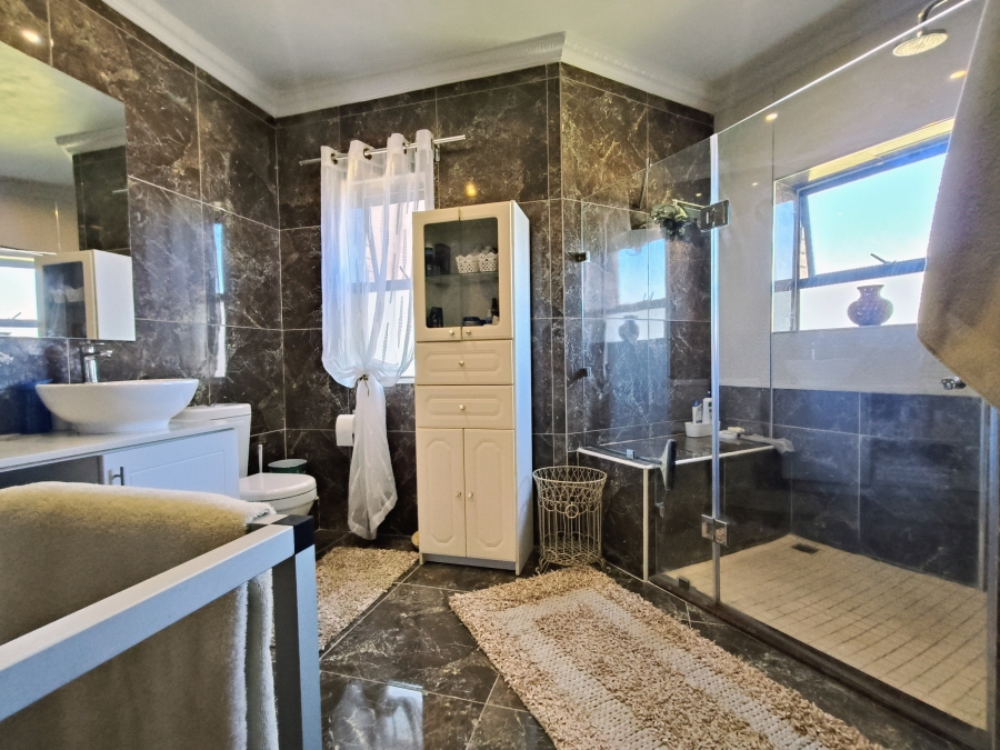 4 Bedroom Property for Sale in Wavecrest Eastern Cape
